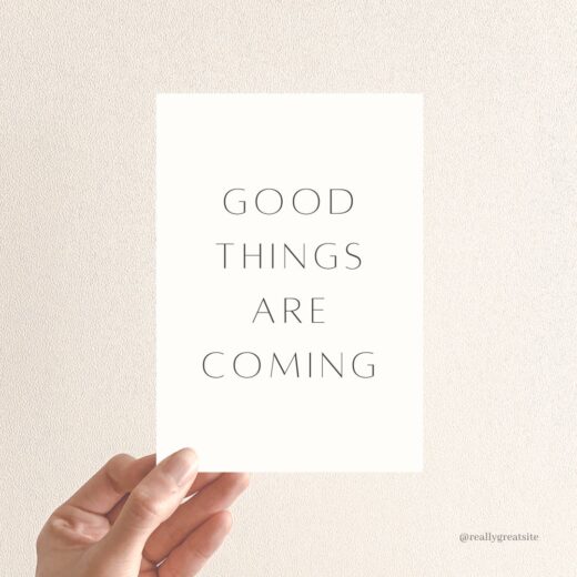 Beitragsbild: Good Things Are Coming. Hand hält ein Blatt Papier hoch.